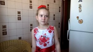 ребенок рассказывает стихотворение.