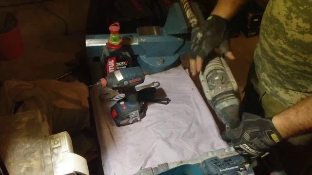 Подготовка к замене масла MOTUL перфоратора БОШ GBH 5-40 DE и отбойника БОШ GSH 5 CE. смотреть онлайн
