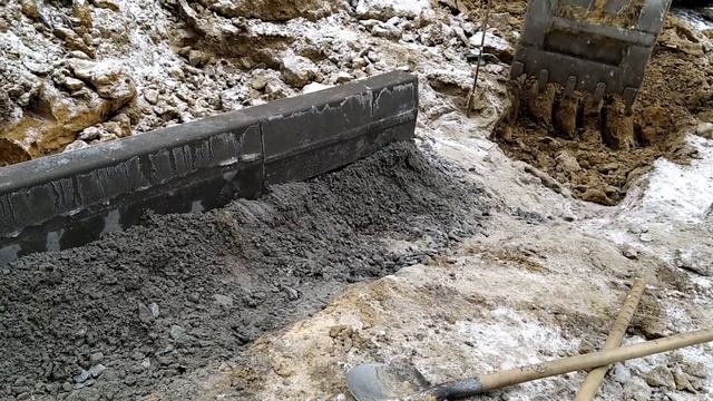 Установка бордюров и поребриков. Процесс подготовки основания под песок и щебень