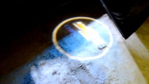 Проекция логотипа под дверью авто