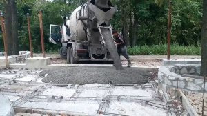 Заливаем бетонную площадку