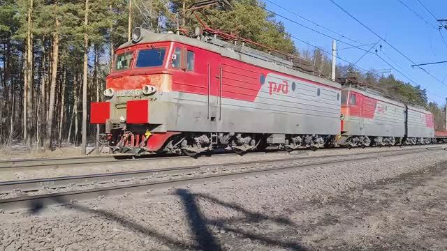 Электровоз ВЛ11м-291 с грузовым поездом