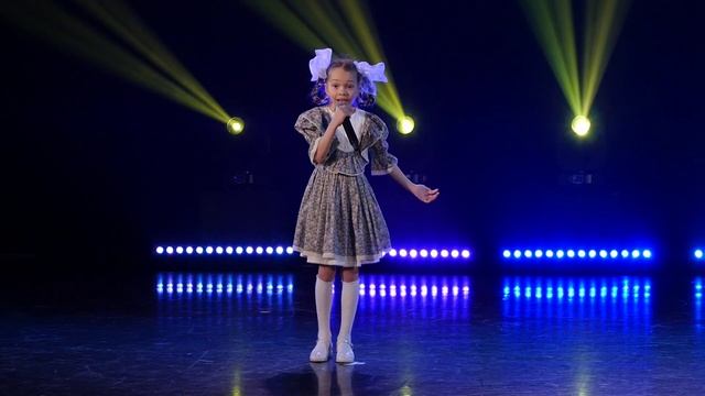 Захватова Есения, 7 лет " Крылатые качели" кавер смотреть онлайн