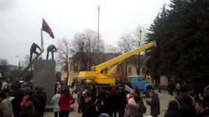 сносят ленина в Звенигородке Черкасская область 22 02 2014 demolished Lenin Zvenigorodka