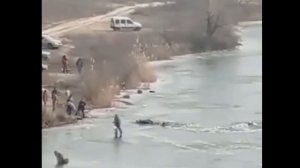 РЫБАКИ ПРОВАЛИЛИСЬ ПОД ЛЁД ОДИН ЗА ДРУГИМ. РЫБАЛКА ПО ПОСЛЕДНЕМУ ЛЬДУ ОПАСНА...