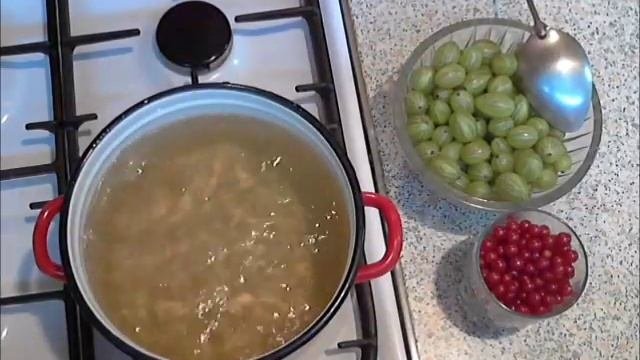 КОМПОТ ИЗ КРЫЖОВНИКА С МЯТОЙ И КРАСНОЙ СМОРОДИНОЙ ЧТО МОЖЕТ БЫТЬ ПОЛЕЗНЕЙ В РАЗГАР ЛЕТА?
