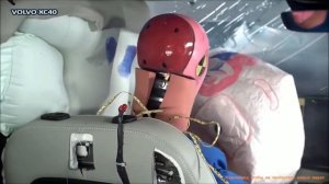 Краш тест Volvo XC40 2019г против BMW X1 2019г