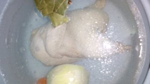 Рассольник с курицей и солеными помидорами