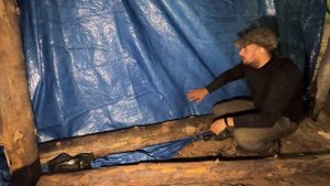 СТРОЮ ЗЕМЛЯНКУ В ДИКИХ УСЛОВИЯХ | КОМАРИНОЕ ЦАРСТВО | 2 ЭТАП | КРЫША И СТЕНЫ | ЗЕМЛЯНКА У БЕРЕЗЫ