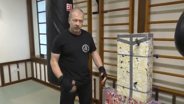 Как ударить ножом прямо- от Ильи Карташова прямой колющий прямым хватом. смотреть онлайн