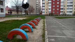 Этот человек делает первый раз заднее сальто с  матраса  !!!!