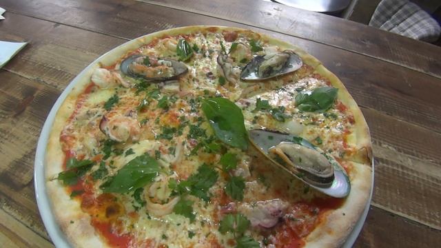 Обалденная пицца в печи на тонком тесте. смотреть онлайн