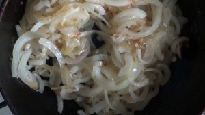 Тушеное куриное филе в луке