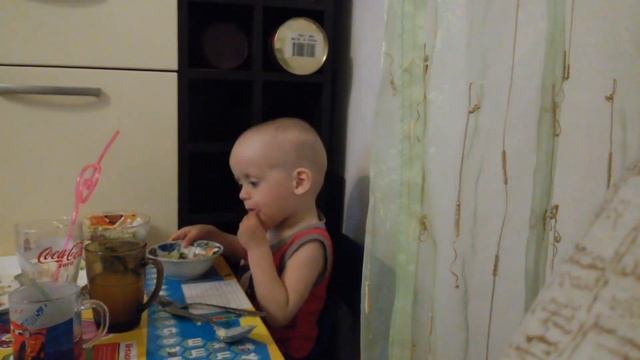 Развитие ребенка 1,5 года. Как самостоятельно ест ребенок в полтора года?