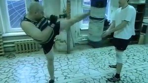 Разноименные удары ногами по груше