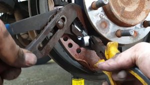 Toyota Hilux/Vigo rear drum brake replacement 2005 - 2015