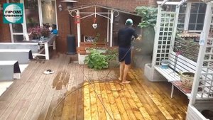 Чем очистить дерево от старой краски? Смотрите!