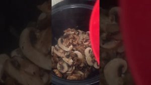 Куриная печень с грибами в мультиварке