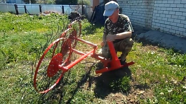 Показываю как я облегчаю свой труд и применяю ворошилку для мотоблока.