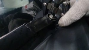 Как снять поводок дворников.