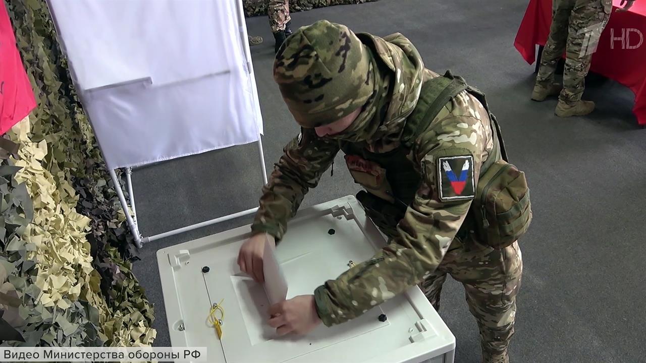 Военнослужащие в зоне спецоперации досрочно голосуют на президентских выборах