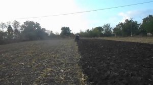 Пахота сухой земли самодельным минитрактором из мотоблока
