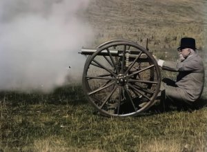(1897) Сэр Хайрам Максим тестирует свое изобретение - пулемет.