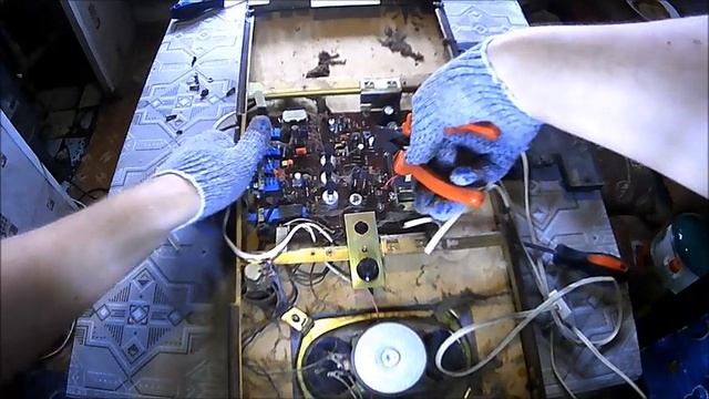 РАДИО РУСЬ-201. ВНУТРИ ПОЗОЛОЧЕННЫЕ ТРАНЗИСТОРЫ смотреть онлайн