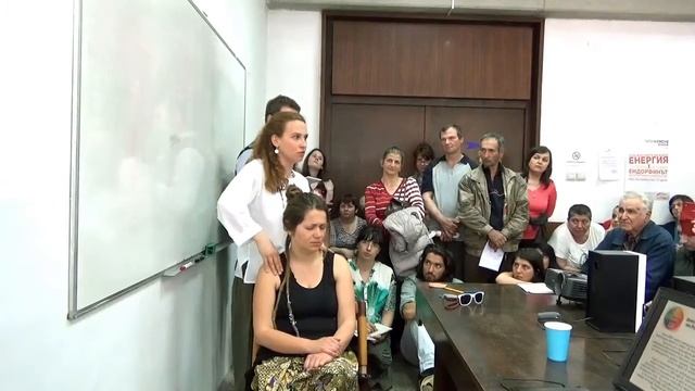 Демонстрация на тайландски масажни техники при болки в главата, врата, раменете, гърба и ръцете смотреть онлайн