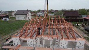 Монтаж стропильных деревянных ферм