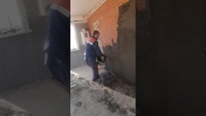 ручная штукатурка стен песчанно-цементным раствором