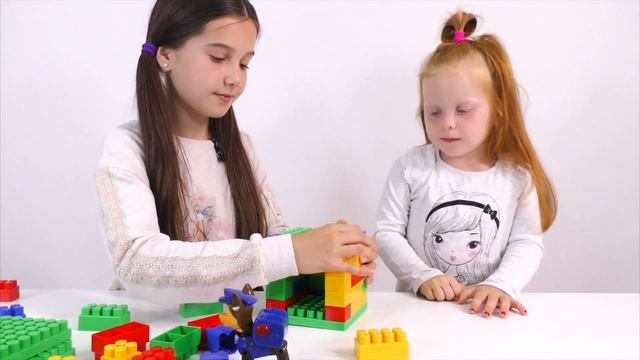 Лера и Саша Строительство домика из конструктора для Гонщика Щенячий патруль