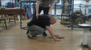 Отжимания от пола с весом 30 кг, за 20 секунд. Личный рекорд.mp4