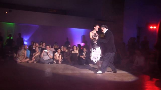 Chicho et Juana dansent sur le tango Quiero Verte Una Vez Mas смотреть онлайн