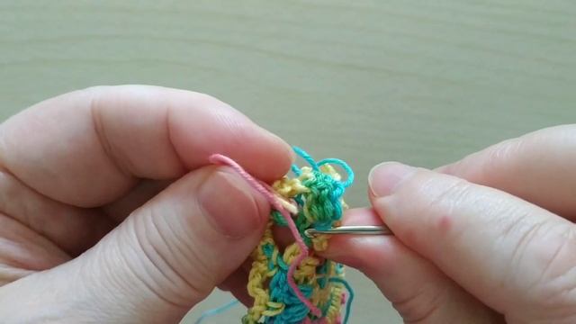 Как сделать незаметно переход нити при вязании.Как добавить нить без узелков,если она закончилась. смотреть онлайн