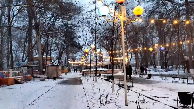 Каток в парке Кирова в Пятигорске. Декабрь 2022 смотреть онлайн