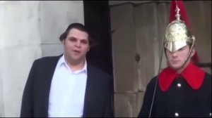 Мужчина рассмешил королевского гвардейца Букингемского Дворца