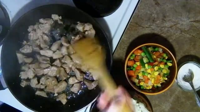 Жареное мясо с луком и мексиканской смесью