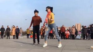 Цинцин (Qingqing) танцует со своей тётей (青青与姑姑共舞)