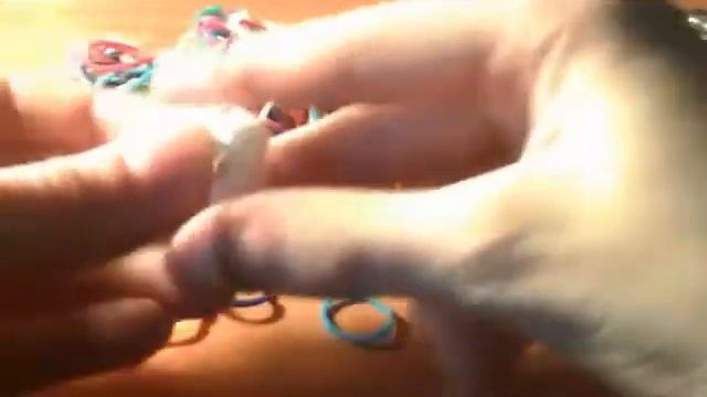 Видео урок как сделать попрыгунчик из резинок для плетения!!! смотреть онлайн