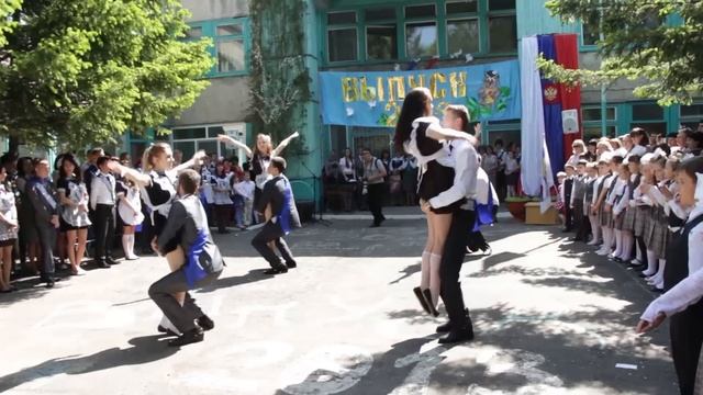 Вальс одиннадцатиклассников с первоклассниками