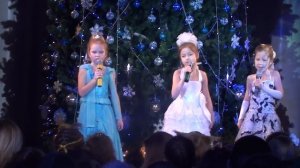 Новый год, ёлка , шарики, хлопушки, дискотека , серпантин!!!