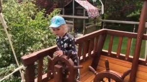 Лиза Галкина с синичками разговаривает, а Гарри провода прокладывает