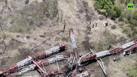 Последствия взрыва радиоантенн в посёлке Маяк — видео с дрона