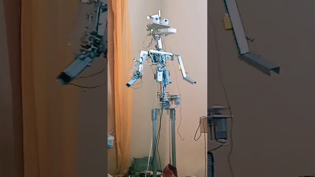 Школьник собрал аниматроника Фредди в реальной жизни #фнаф смотреть онлайн