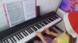"Маленькой ёлочке холодно зимой" как играть на пианино