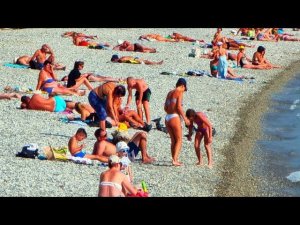 ГЕЛЕНДЖИК! НЕРЕАЛЬНАЯ ЖАРА В КОНЦЕ ОКТЯБРЯ! ТОЛПА НА ПЛЯЖЕ ЗАГОРАЕТ и КУПАЕТСЯ! ПОГОДА 30.10.2023