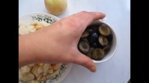 Самый простой пирог с яблоками и сливами в мультиварке!Очень вку-у-у-сно!!!