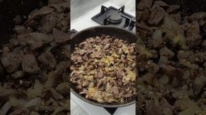 Жульен из куриных сердечек с шампиньонами