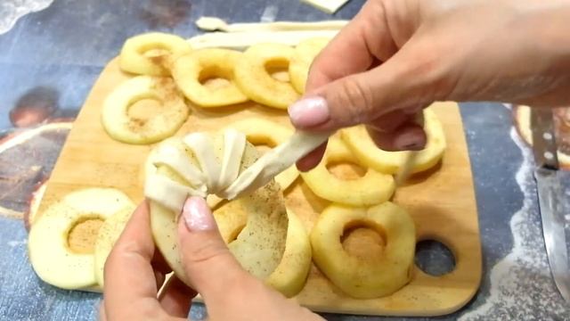 САМОЕ ВКУСНОЕ ЯБЛОЧНОЕ ПЕЧЕНЬЕ ОЧЕНЬ БЫСТРЫЙ РЕЦЕПТ! ПЕЧЕНЬЕ ИЗ СЛОЕНОГО ТЕСТА!